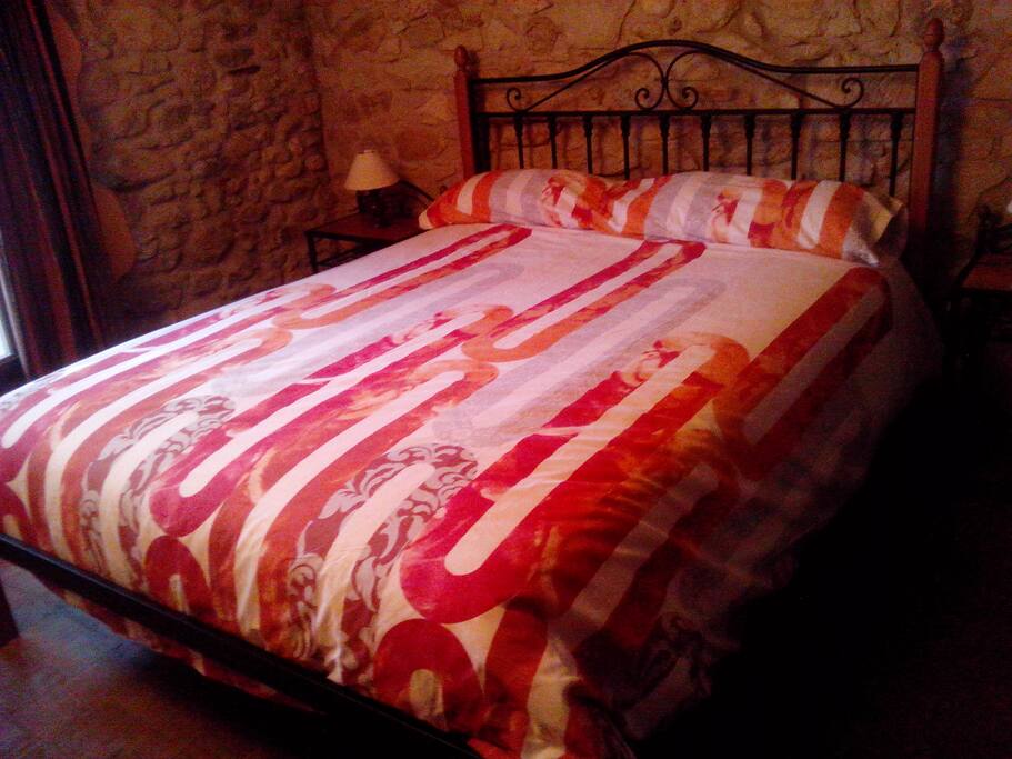 Cama con funda nórdica en la temporada otoño-invierno