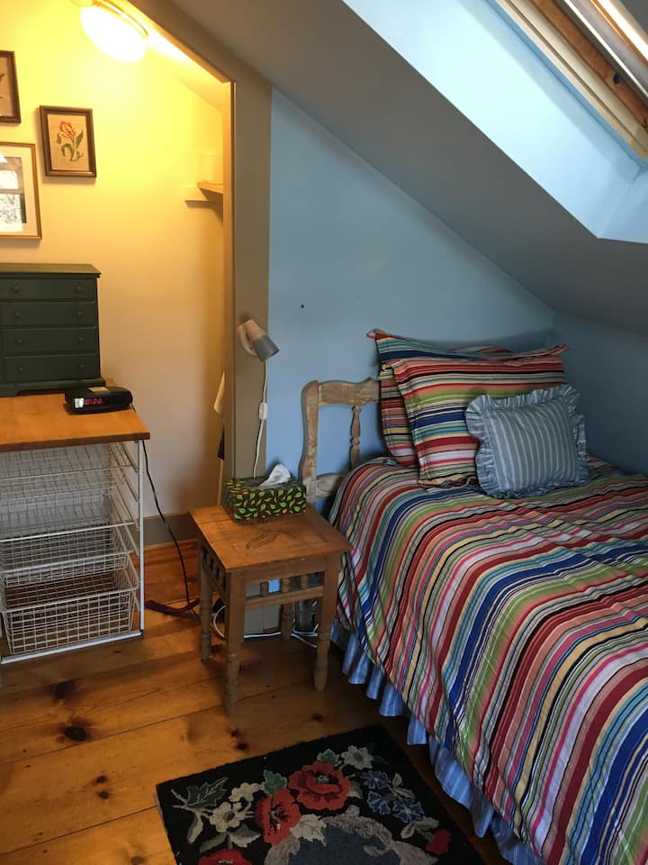 غرفة نوم فردية في الطابق الثاني مع غرفة نوم متدحرجة 