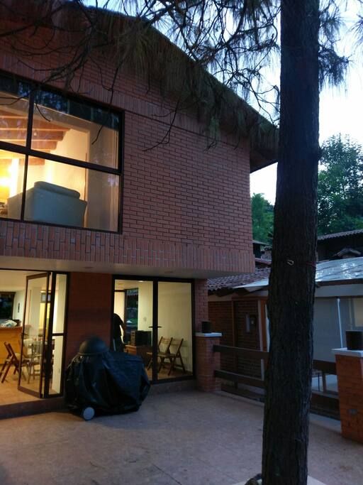 La casa tiene 2 cabañas a los lados