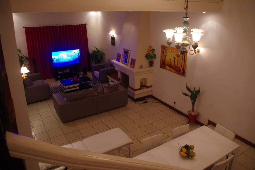 le salon pour regarder les films sur canal sat , un écran de 60 pouces vous attends. en bas à gauche la table de massage pour vous faire masser devant votre film en journée