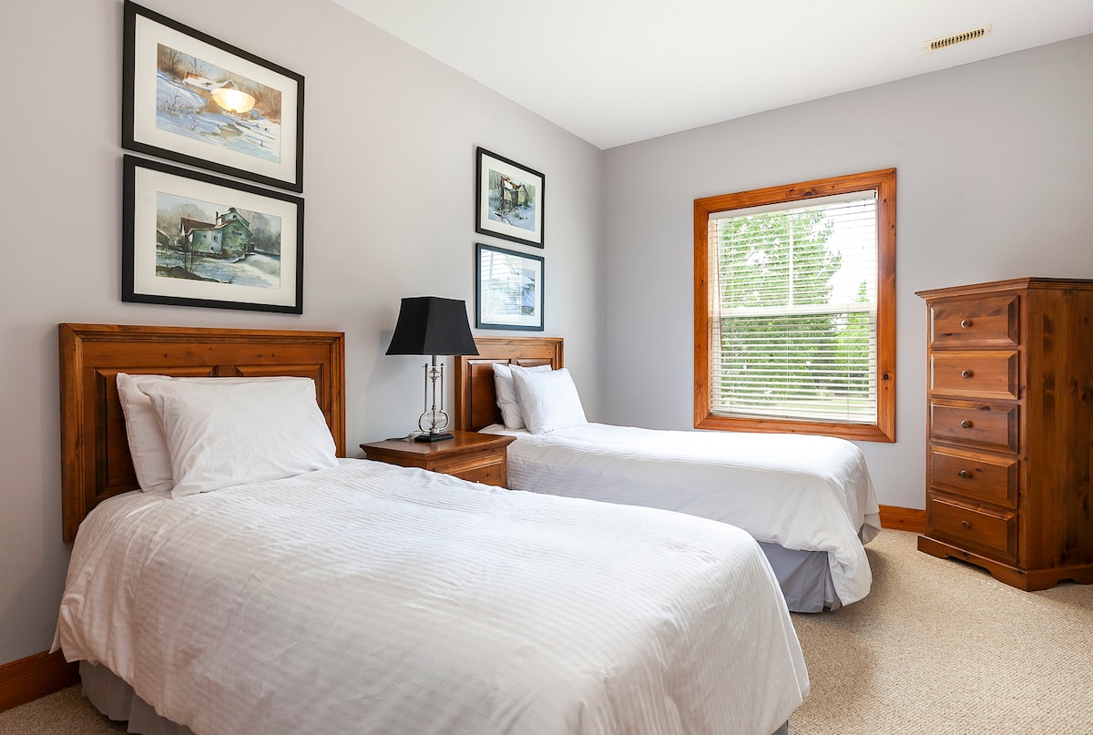 Main Floor Bedroom with 2 Twin Beds