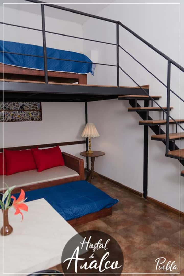 ห้องนอนพร้อมเตียงโซฟา 