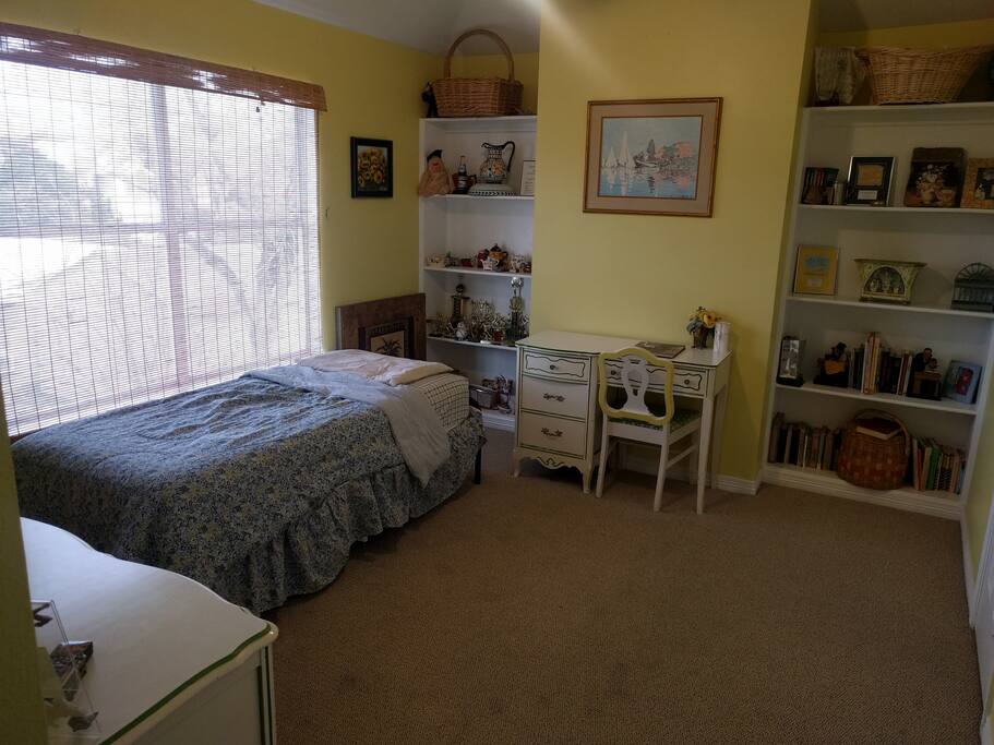 Private guest room en suite in private large residential home near NRG stadium.