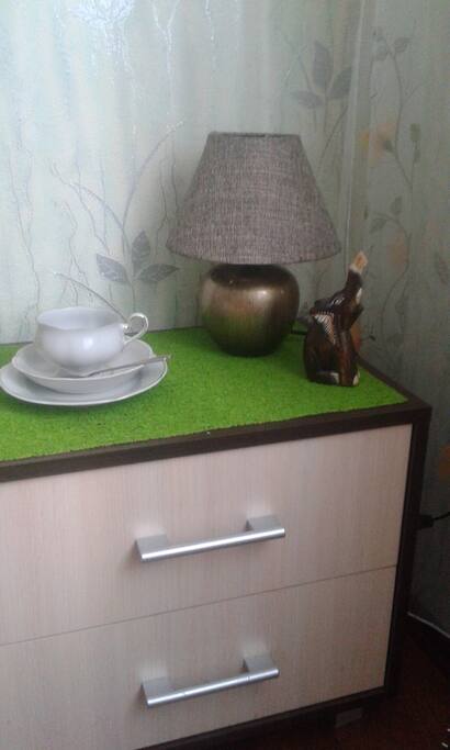 на прикроватной тумбе есть ночной светильник