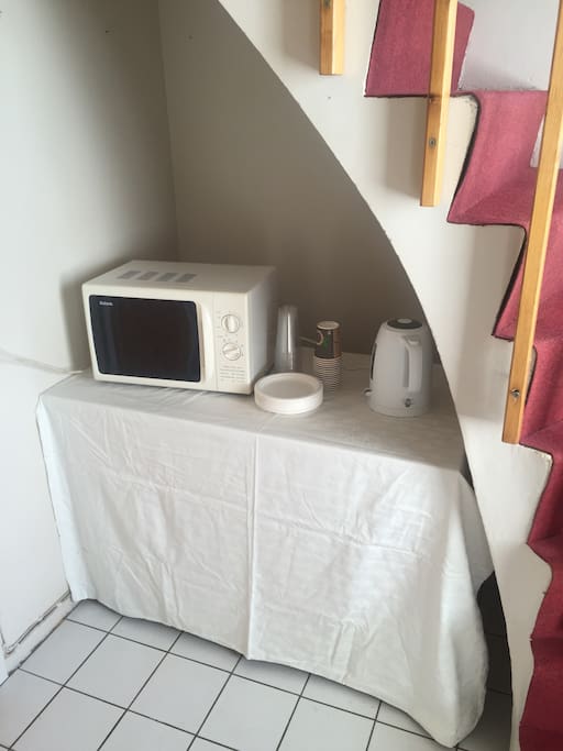 Amenities to heat food.