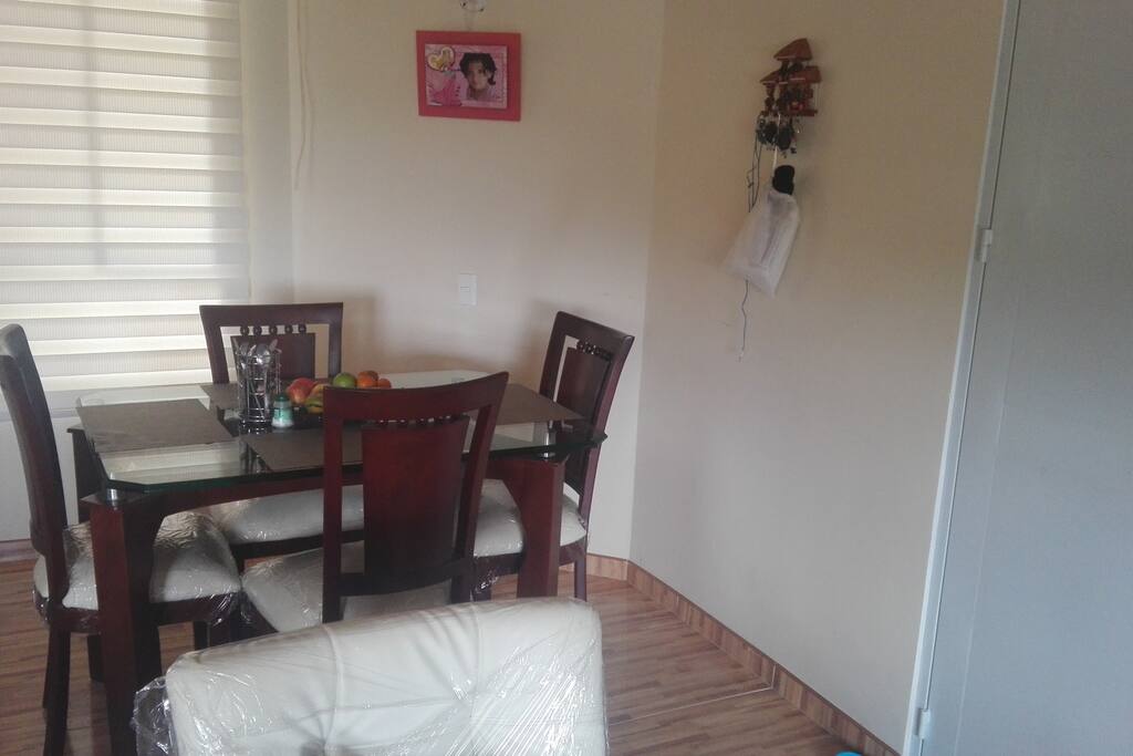 El apartamento tiene comedor