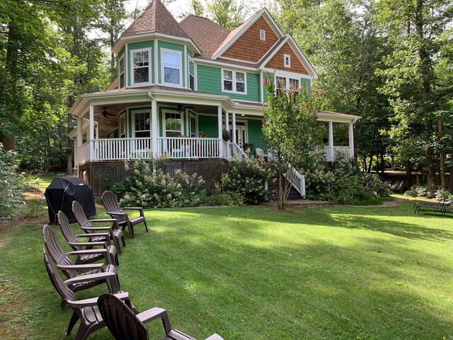Minutes to Downtown Asheville! New sunroom!