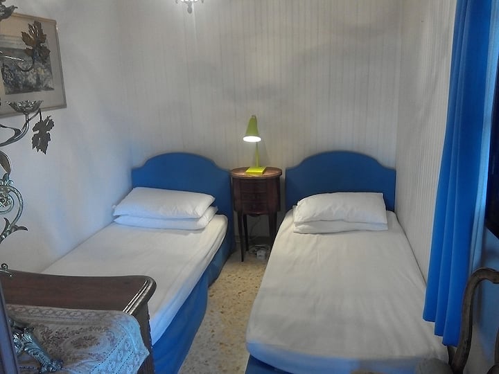 ห้องนอนเตียงแฝดห้องที่ 2 ออกจากเลานจ์