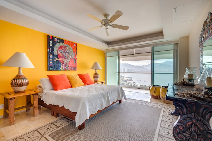 Suite parentale au deuxième étage (chambre 2). Lit King Size, dressing, salle de bain complète, jacuzzi pour 2 personnes et balcon privé.