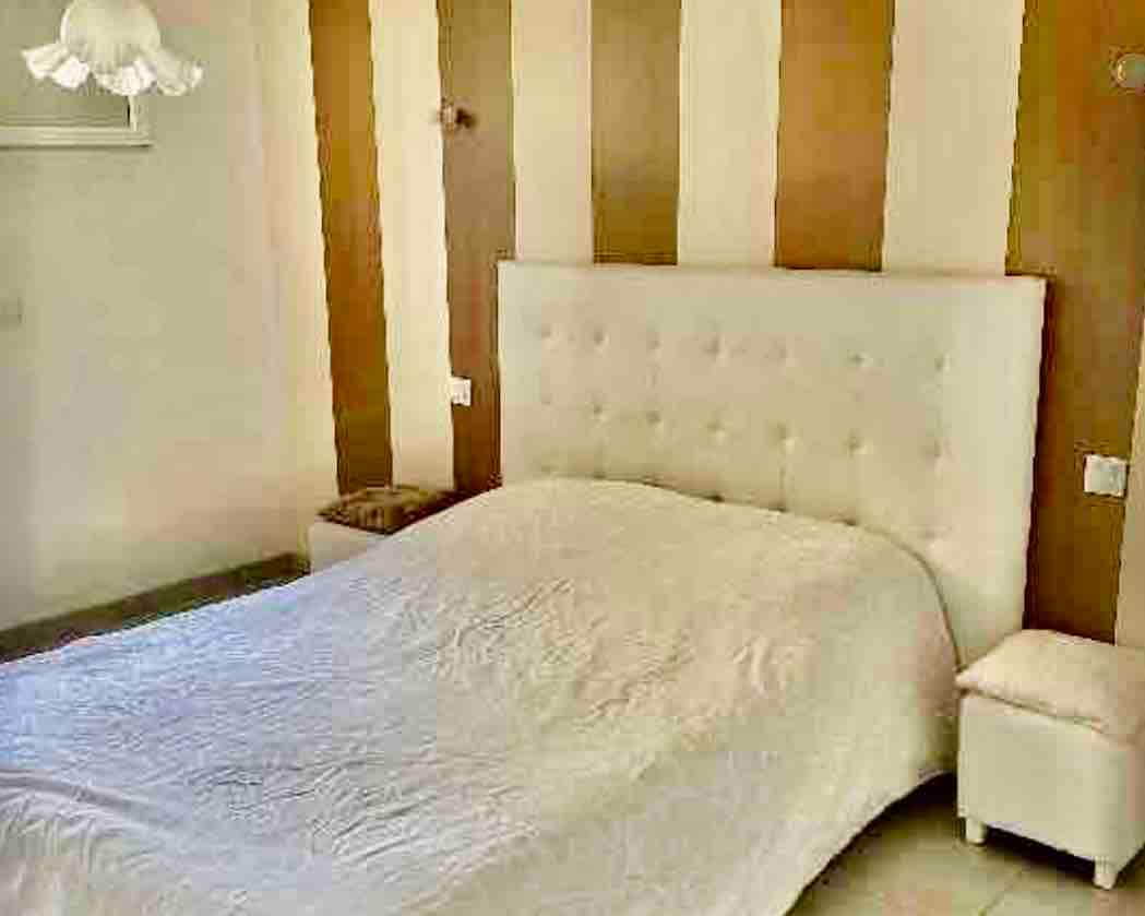 חדר שקט עם חלון 160 חדרי שינה וחדר הלבשה. 