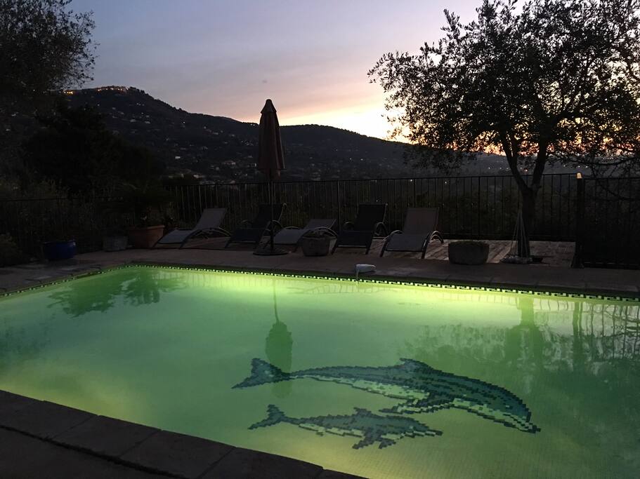Piscine éclairé le soir
