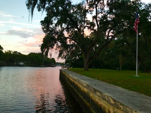 Top performing Airbnb: A van down by the river w/ direct access to river. in Riverbend