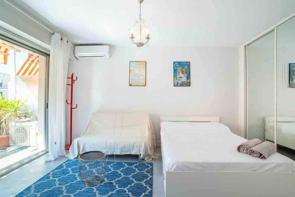 Голема соблекувална го комплетира просторот за спиење. Сите ваши лични работи ќе бидат уредни