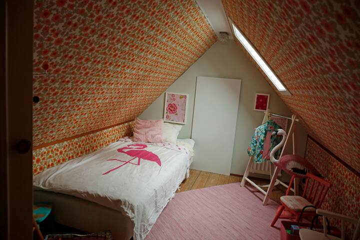 ห้องนอนที่ชั้นบนมีเตียงเดี่ยว
