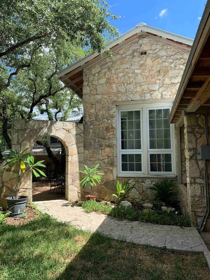 Grey Forest Cottages (Robert Wood Art Studio) Guesthouses for Rent in