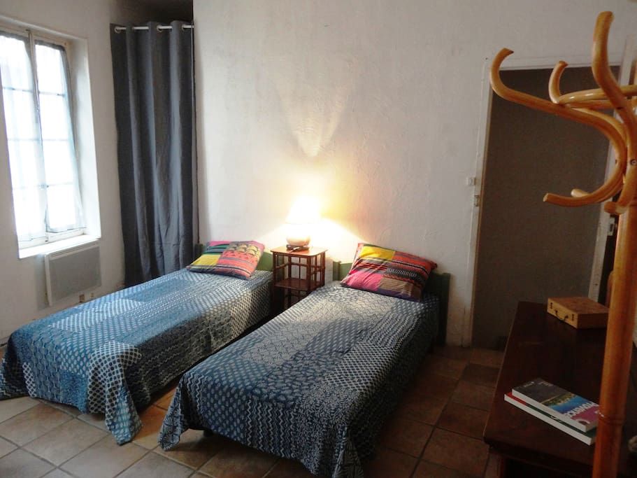 2 lits simples avec draps, couettes et oreillers qui peuvent être réunis