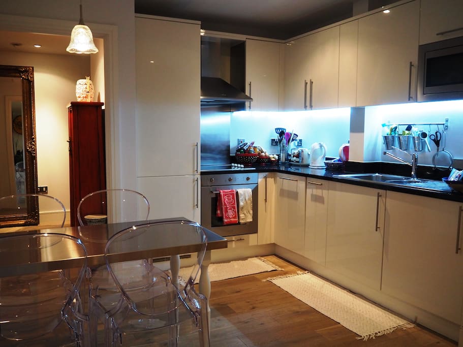 Open plan kitchen & dining table