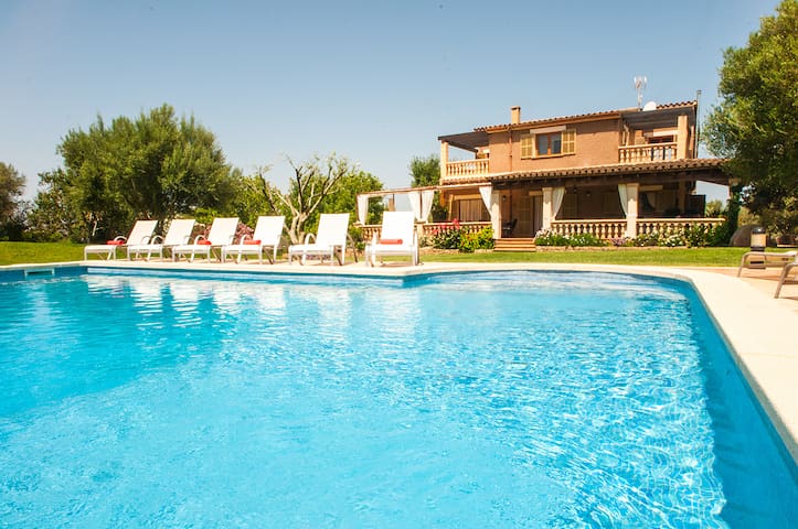 Finca bien cuidada con magnífico jardín