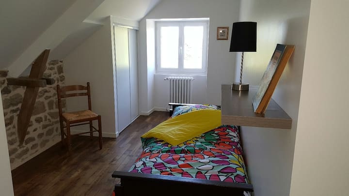 ห้องนอน 3 เตียงแบบดึงออกได้ (1 หรือ 2 ที่) และตู้เสื้อผ้าบิวท์อิน