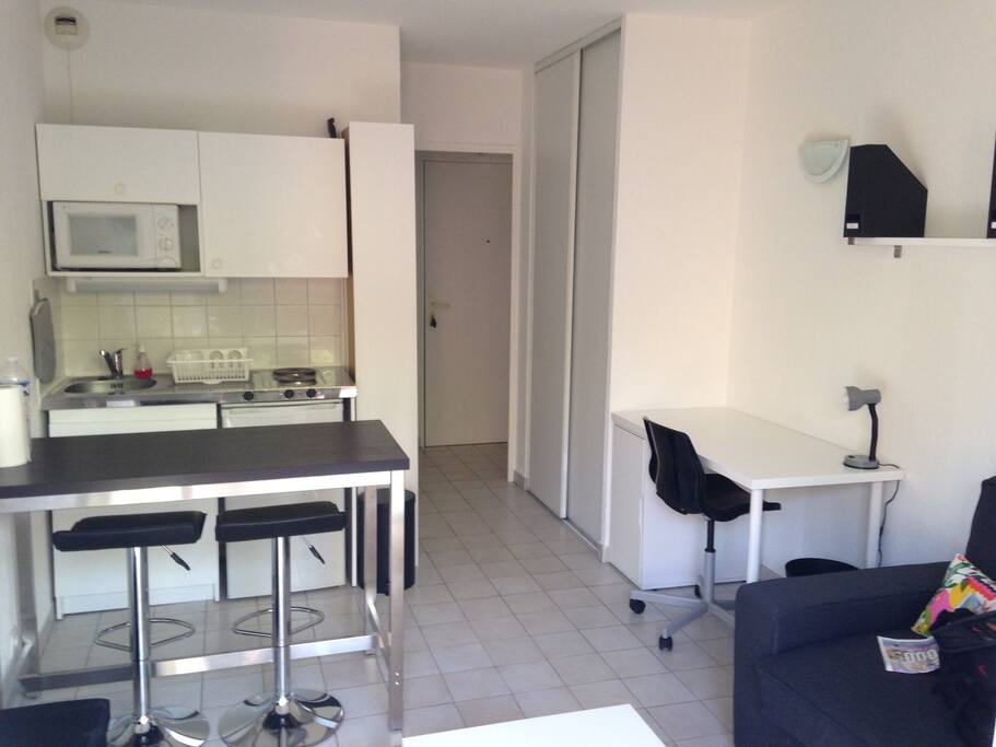 Coin cuisine tout équipé avec plaques de cuisson , micro ondes, réfrigérateur.
Coin bureau pour profiter du wifi..,
