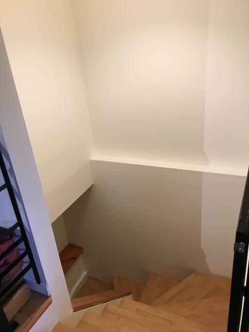 The stairway to the bedrooms +the large bathroom with a massive bathtub