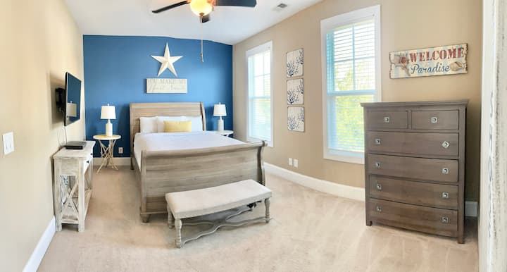 3号卧室有一张标准双人床、步入式衣橱和独立卫生间。 
位于二楼。