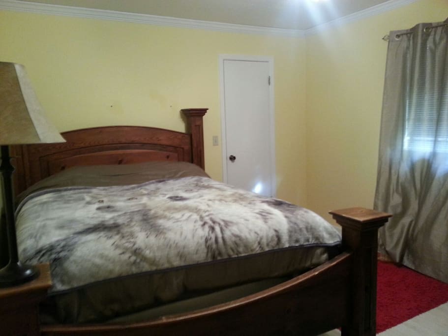 Queen bed and full twin beds.