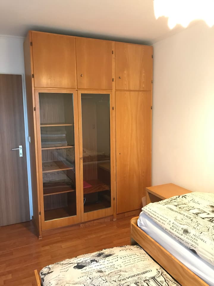 Chumba cha pili. Vitanda viwili vya mtu mmoja, vitambaa viwili vya nguo, rafu, kiti na kitindamlo vimetolewa. 
Kwa ukaaji mmoja, kitanda kimoja kinaweza kusukumwa chini ya kingine.