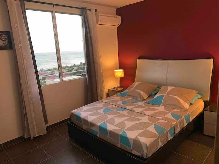 غرفة مكيفة الهواء على جانب إطلالة على البحر