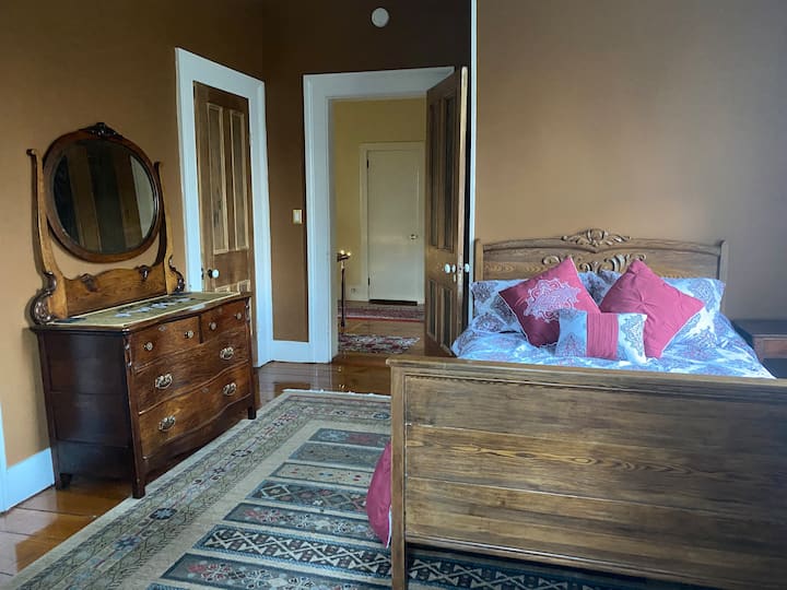 Chumba cha kahawia, kinashiriki bafu la Jack na Jill na chumba cha rangi ya chungwa.