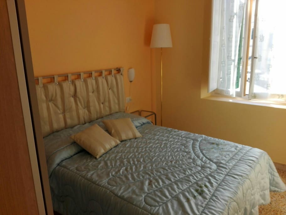 camera da letto con bagno annesso e NUOVE FINESTRE PER INSONORIZZAZIONE ambienti sulla strada .Climatizzatore