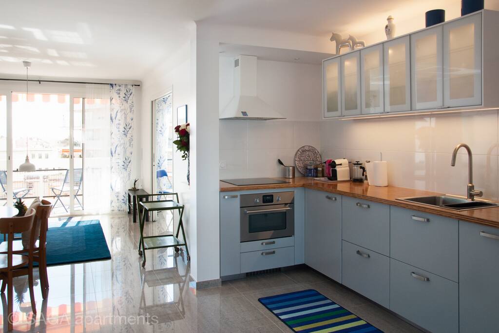Kitchen, open plan. Fully equipped to cook at home.