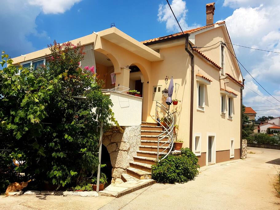 Naš dom.
Family house.