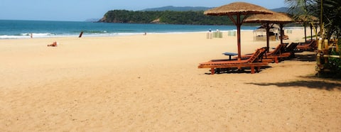 נכסים להשכרה עם מקומות ישיבה בחוץ באזור Arambol Beach