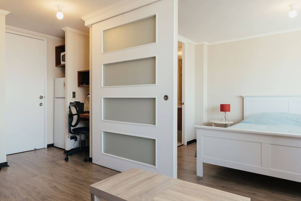 Una habitación amplia con cama Box Spring de alta calidad con sábanas blancas de 200 hilos, frazada y plumón y 4 almohadas, respaldo de cama, 2 veladores y 2 lámparas en cada velador. Disfrútala!