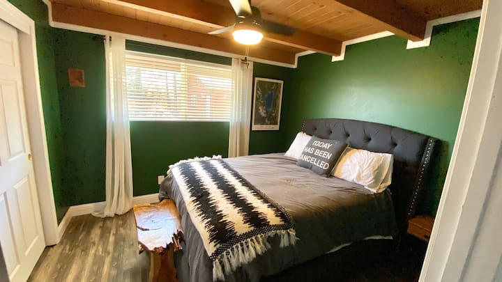 2号卧室配备标准双人床和滑门衣柜。 