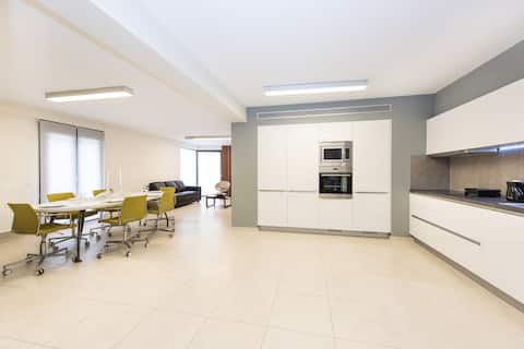 Spacious Fully Equipped Apt in the heart of city 1