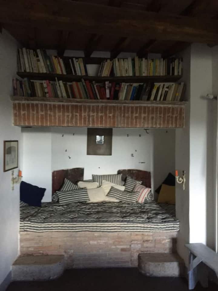 Disfruta del clima acogedor en la antigua chimenea