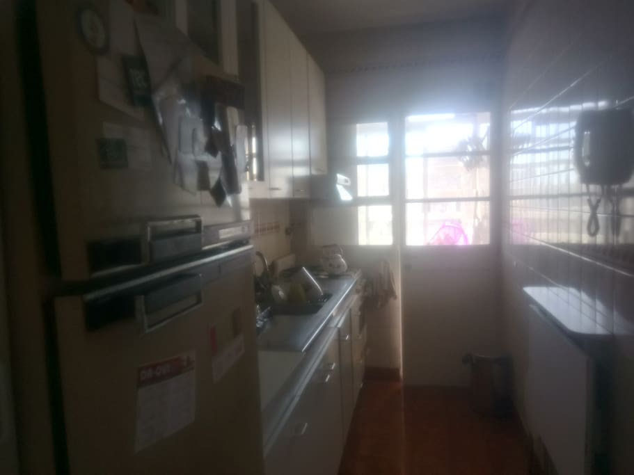 Cocina disponible para uso, heladera, microondas, freezer.