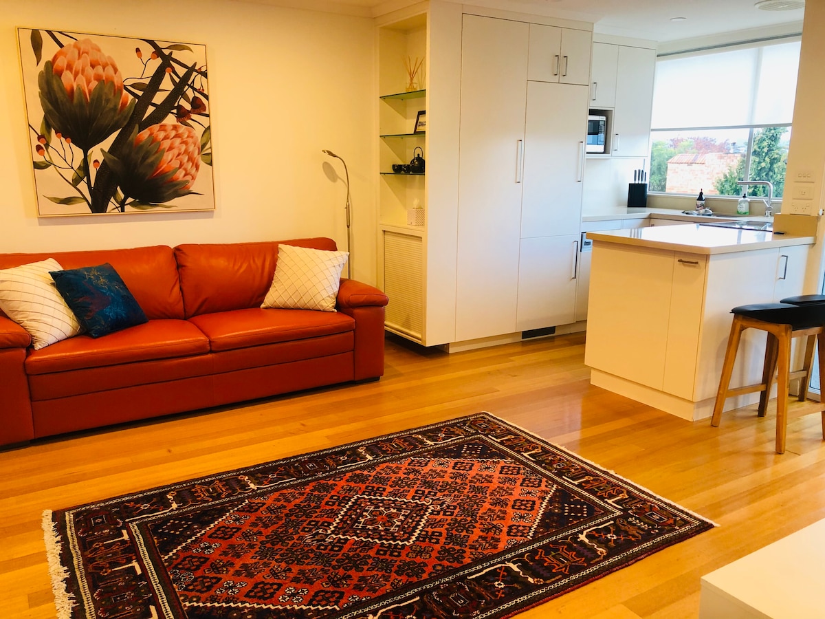 Successful Airbnb property: Django's by Salamanca - Apartment with Sea View in Battery Point