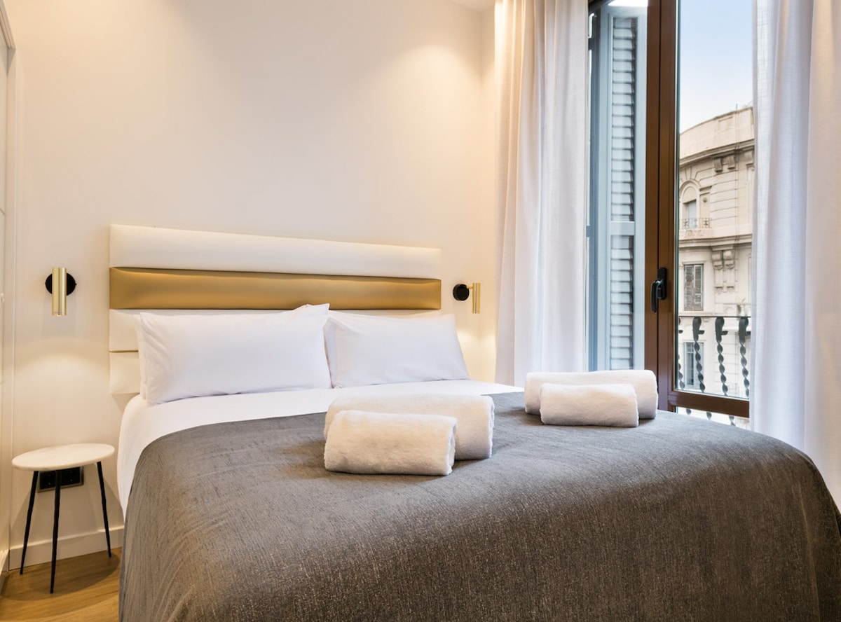 La deuxième chambre est à côté du salon. Il dispose d'un grand lit, d'une armoire pour ranger vos affaires et d'un accès au balcon.