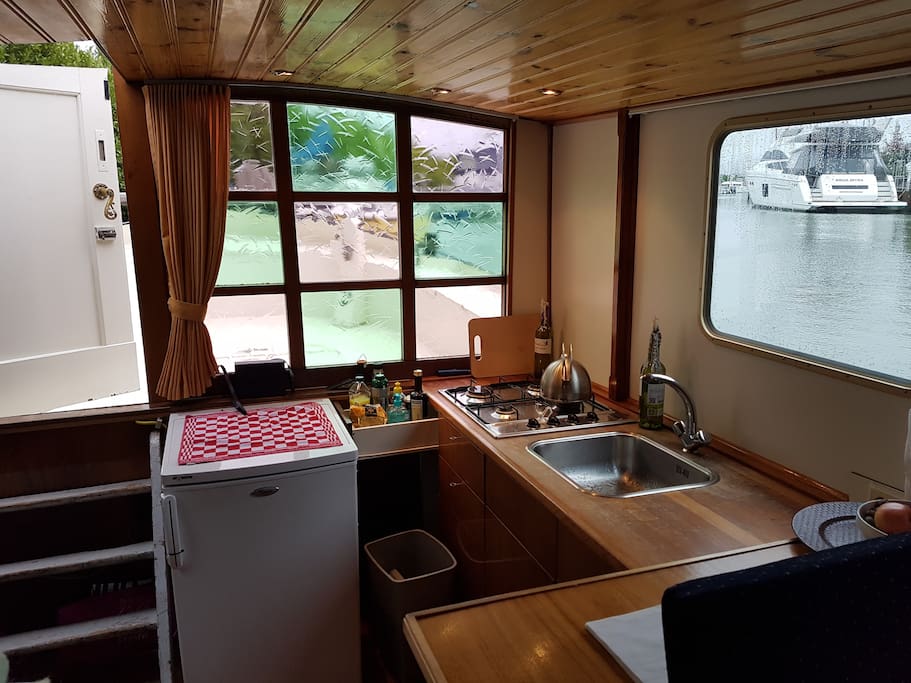 Fully equipt kitchen with all the pots and pans, plates and cutlery , 4 pits gas stove. Fridge. But also oil , vinager salt pepper. And some cofee and tea