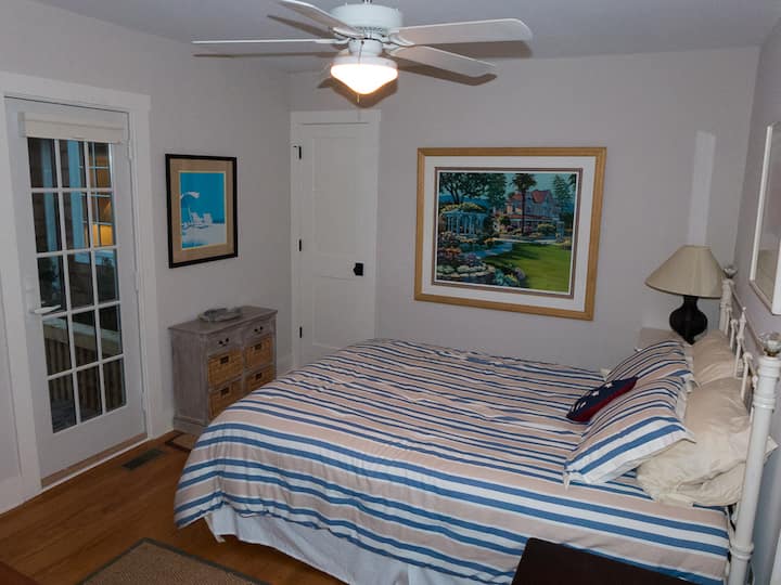 غرفة النوم رقم1 ، بسرير كامل وخزانة ملابس ، باب فرنسي إلى الفناء الخلفي