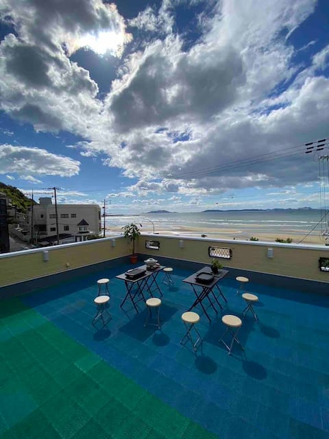 A private inn overlooking the sea, a place to stay with friends and family! Please let me know your