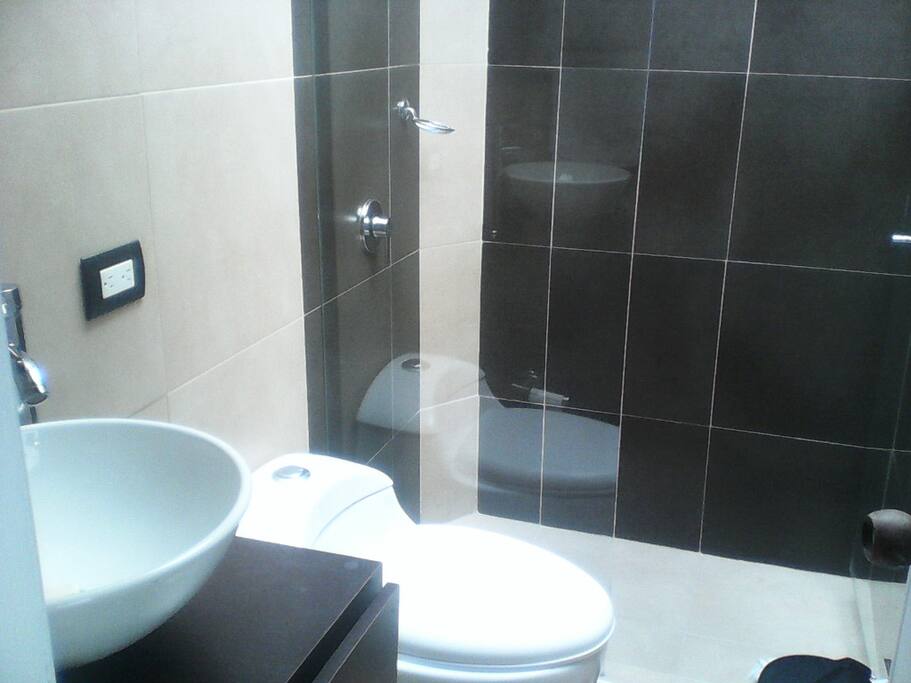 Amplio baño privado con agua caliente.