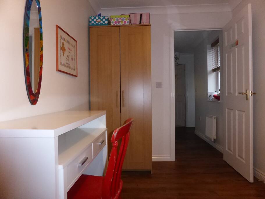 Bedroom/desk/wardrobe