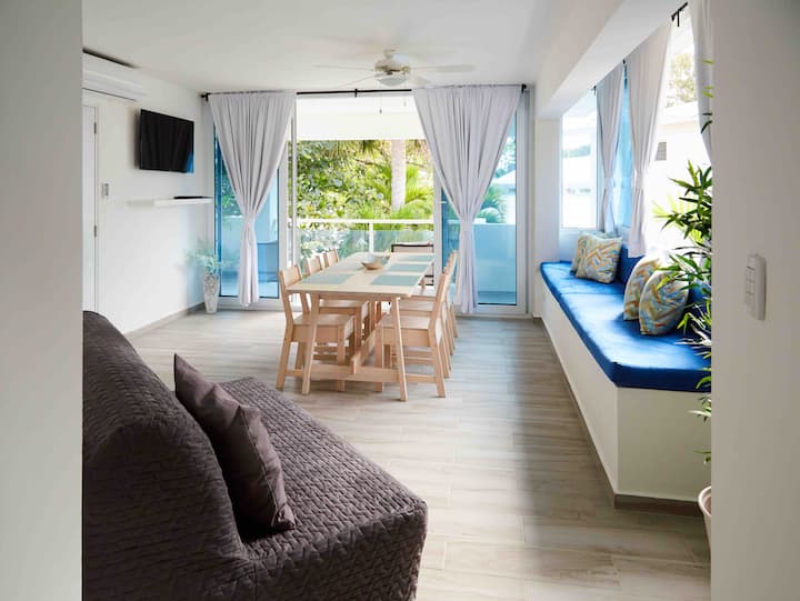 Séjour avec table à manger (6 chaises), canapé, canapé-lit et tv