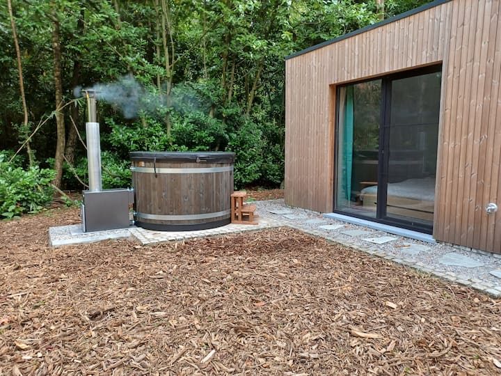 Lillehouse in large nature reserve with hot tub