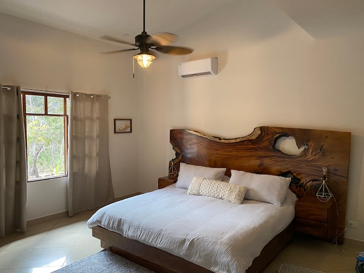 Главна спална соба со брачен кревет (широк 180-220 см)