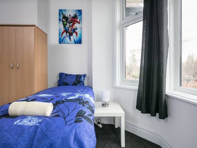 Suburban 3 Bed Townhouse in Old Trafford gallery image 2